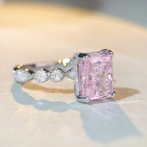 Bague luxueuse en argent S925 avec un zircon rose éclatant de taille émeraude