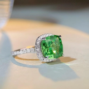 Bague luxueuse en argent S925 avec une pierre vert émeraude taille coussin et pavé de diamants
