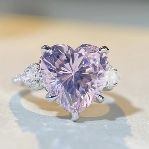 Bague en argent S925 étincelante avec pierre centrale rose en cœur et gemmes latérales