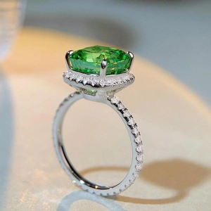 Bague élégante en argent 925 avec pierre verte taille coussin et halo de diamants brillants