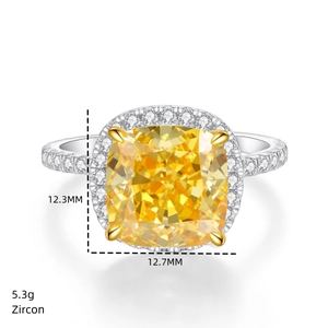 Vue détaillée d'une bague avec zircon jaune taille coussin de 12,3x12,7mm et halo