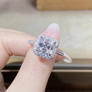 Macro de bague en argent avec pierre taille émeraude, serti halo et anneau orné de pavés