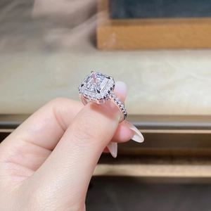Détail macro de la bague en argent 925 avec zircon cubique taille émeraude et halo