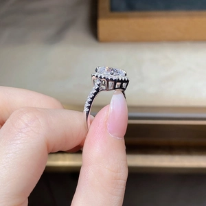 Vue latérale d'une bague en argent 925 taille émeraude avec pavé de diamants fins