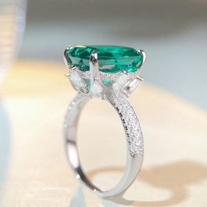 Lussuoso anello in argento S925 con grande gemma verde taglio smeraldo e pavé di zirconi