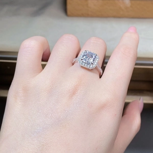 Détail macro d'une bague en argent S925 avec pierre taille émeraude et entourage diamants