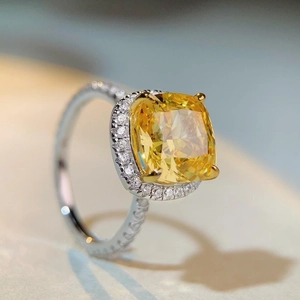 Bague en argent S925 avec diamant jaune taille radiant et sertissage halo scintillant