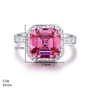 Vue macro de la bague en zircon rose rectangulaire avec dimensions de 12,8 mm et poids