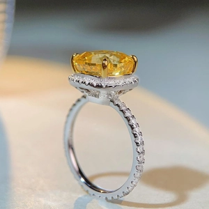 Bague de luxe en argent S925 avec une pierre jaune taille Radiant et entourage halo