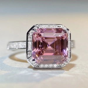 Bague en argent S925 avec une grande pierre rose taille émeraude et halo de diamants