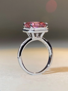 Vue détaillée d'une bague en argent S925 avec saphir rose taille émeraude et pavé halo