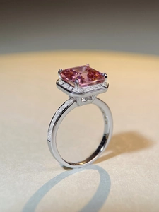 Détail macro d'une bague en argent S925 avec pierre rose taille radiant et halo brillant