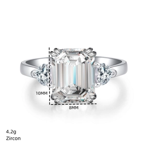 Détail de bague zircon taille émeraude 4ct, dimensions 10x8mm et poids de 4,2g
