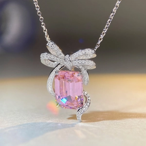 Collier en argent S925 avec une pierre rose taille émeraude et pendentif nœud