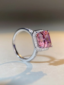 Vue macro d'une bague en argent S925 avec une pierre rose rectangulaire et un halo de diamants