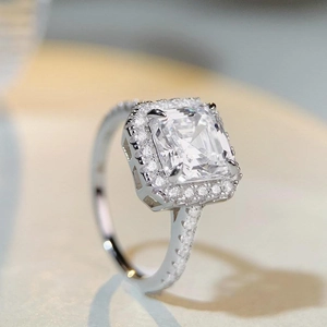 Bague halo en argent 925 avec pierre taille émeraude et pavage de diamants