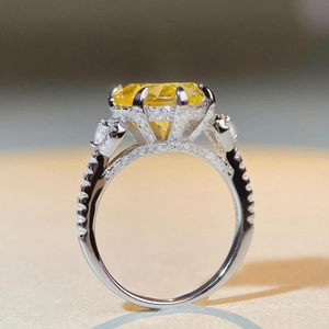 Elegant S925 sterling silver ring with large round yellow gemstone and pavé diamonds