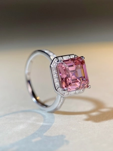 Détail macro d'une bague en argent S925 avec gemme rose rectangulaire et halo de diamants