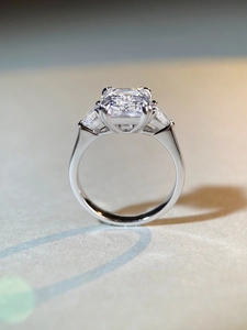 Vue macro d'une bague S925 en argent avec pierre taille émeraude et diamants trapèzes