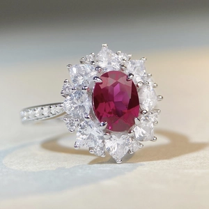 Bague élégante en argent 925 avec rubis ovale et halo de zircons en forme de cœur