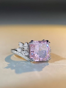 Vue macro d'un zircon rose carré avec sertissage à griffes sur anneau en argent S925