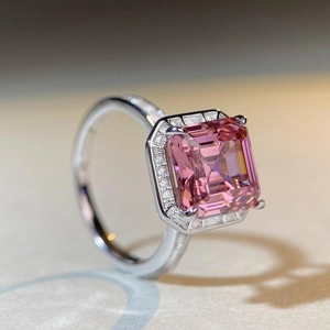 Bague de luxe en argent S925 avec grand diamant rose coupe carrée et sertissage halo