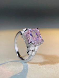 Vue macro d'une bague en argent S925 avec zircon rose taille émeraude et sertissage pavé