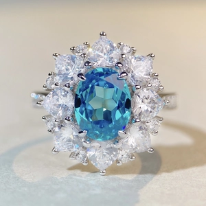 Bague halo élégante en argent 925 avec aigue-marine ovale et zircons scintillants