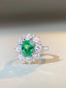 Détail macro d'une bague Paraiba ovale verte avec halo de diamants étincelants en étoile