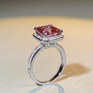 Bague luxueuse en argent S925 avec une grande pierre rose carrée et entourage diamants