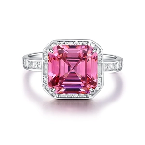Bague en argent S925 avec une grande pierre rose taille émeraude et entourage de diamants