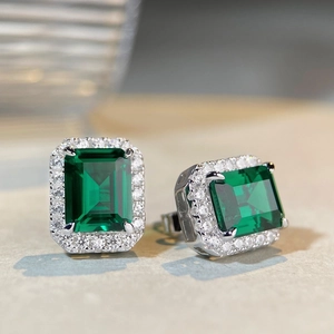Boucles d'oreilles classiques en argent S925 avec gemme verte taille émeraude et halo