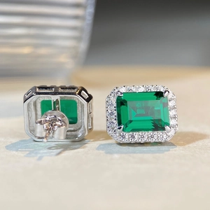 Élégantes boucles d'oreilles 3 carats coupe émeraude en argent S925 et halo diamant