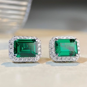 Gros plan de boucles d'oreilles émeraude avec halo étincelant en argent S925 massif
