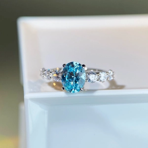 Bague élégante en argent sterling S925 avec aigue-marine bleue ovale et diamants latéraux