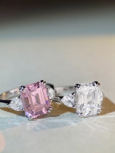 Vue détaillée de bagues en argent 925 avec zircons roses et clairs taille émeraude