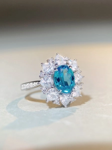 Vue macro de la bague en argent S925 avec une pierre bleue ovale et un halo de diamants