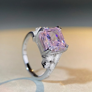 Bague élégante en argent 925 avec un zircon rose taille radiant et des pierres latérales