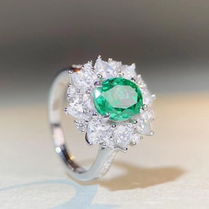 Bague élégante en argent 925 avec pierre ovale verte et pierres latérales en cœur
