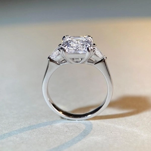 Bague en argent S925 classique avec zircone coupe émeraude et pierres latérales poire