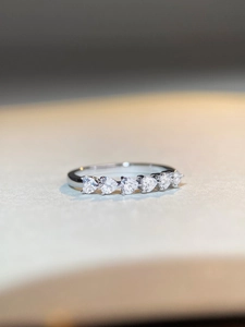 Macro view of five heart-cut cubic zirconia stones on S925 sterling silver ring band