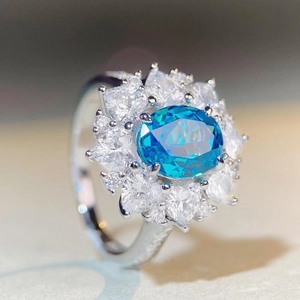 Bague en argent S925 avec une grande pierre bleue ovale sertie de zircons étincelants