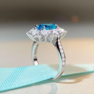 Bague élégante en argent 925 avec aigue-marine ovale et halo de diamants scintillants