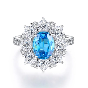 Bague luxueuse en argent S925 avec une grande gemme bleue ovale et des accents en cœur