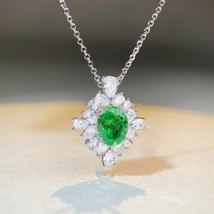 S925 sterling silver emerald green pendant necklace with oval cut simulated gemstones