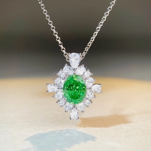 Vue macro du collier en argent S925 avec une grande pierre verte et des zircons brillants