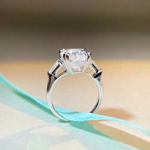 Elegant S925 sterling silver ring with 10ct cushion cut stone and baguette side diamonds