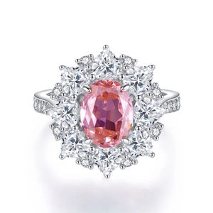 Lujoso anillo de plata S925 con gema rosa ovalada y halo de diamantes en forma de corazón