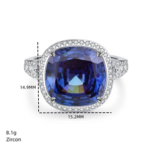 Détail macro d'une bague zircon bleu 15mm avec halo de cristaux, pesant 8,1g