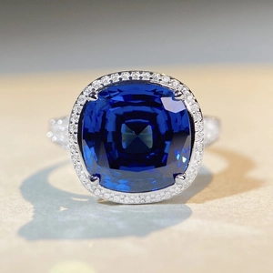 Bague luxueuse en argent S925 avec saphir bleu coupe coussin et entourage de diamants